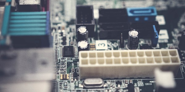 4月12日，白宮召開半導(dǎo)體峰會(huì)，19家知名企業(yè)出席會(huì)議